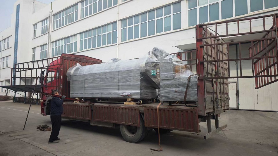 河南客戶訂購的4米電磁流水線炒貨設(shè)備專車發(fā)貨